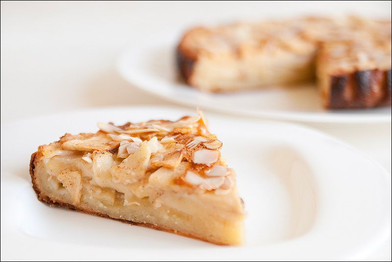 Яблучний пиріг на пісочній основі з мигдалем. Яблука чудово гармонують з горіхами та пісочним тістом, яке так сильно нагадує медовий пряник.