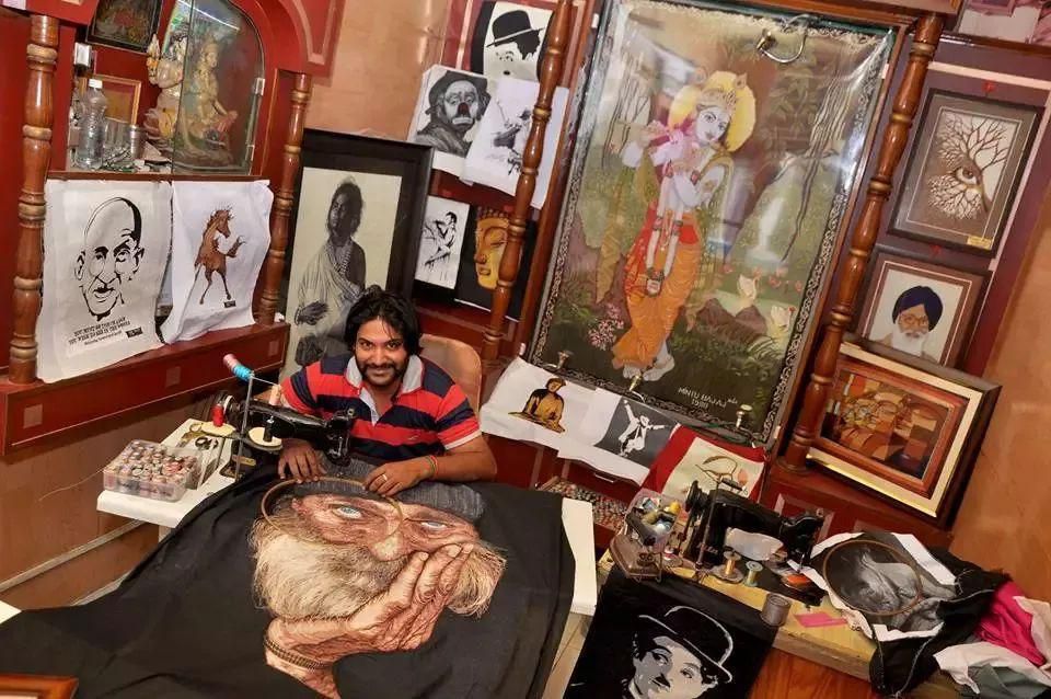 Індійський художник вражає своїми картинами. Але малює він їх не фарбами, а швейною машинкою. Полотна цього чоловіка дійсно варті уваги.