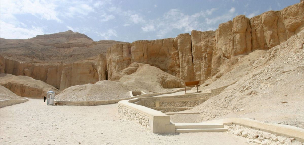 Археологи виявили унікальні знахідки в Єгипті. У Луксорі знайшли гробницю і першу промислову зону Стародавнього Єгипту.