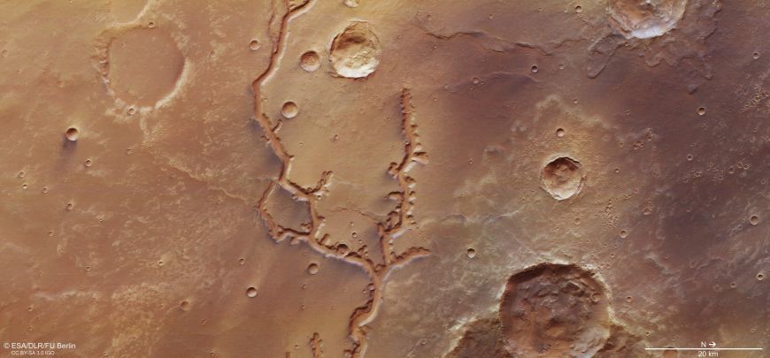 Вченими на Марсі виявлені сліди висохлої річкової системи. Вона простягалася майже на 700 кілометрів по поверхні.