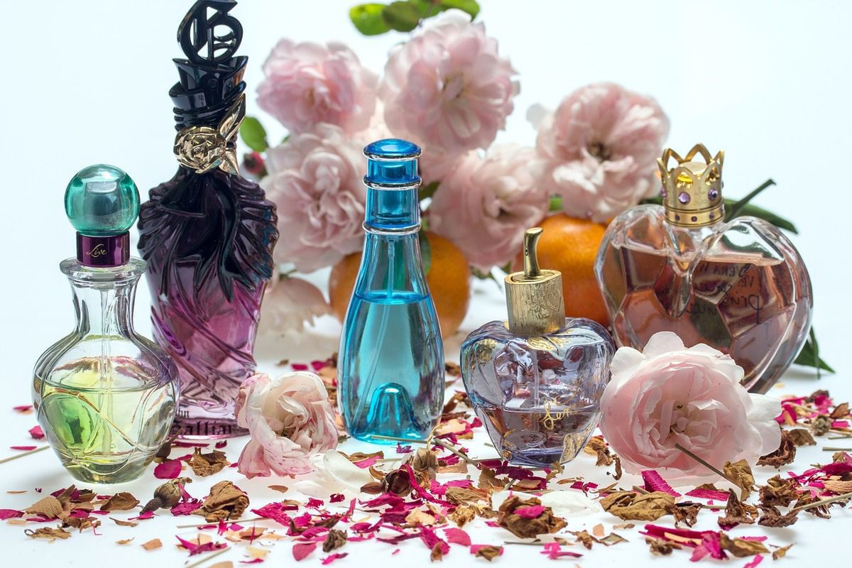 П'ять ознак того, що ваш парфум — підробка. Купити підроблену парфумерію можна не тільки в підземному переході, але й у великому онлайн-магазині або навіть брендовому бутику.