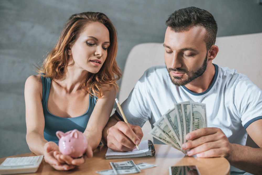 В яких випадках необхідно поговорити з чоловіком про гроші. Коли стосунки серйозні, обговорити фінансове питання все-таки потрібно.
