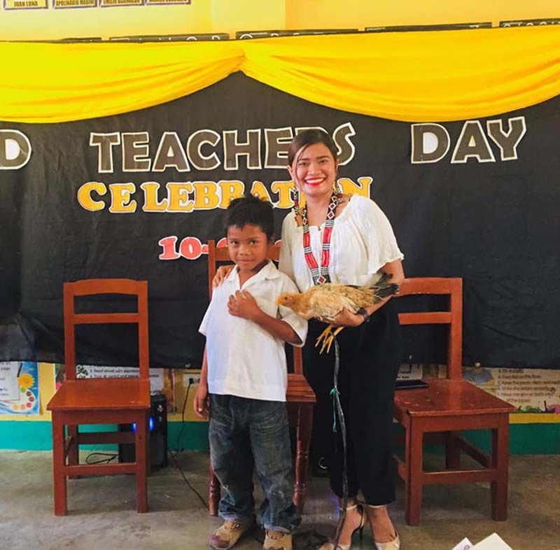 Учень вирішив здивувати вчительку і зробив на День вчителя незвичайний подарунок. Учень на День вчителя презентував вчительці подарунок у вигляді курки.