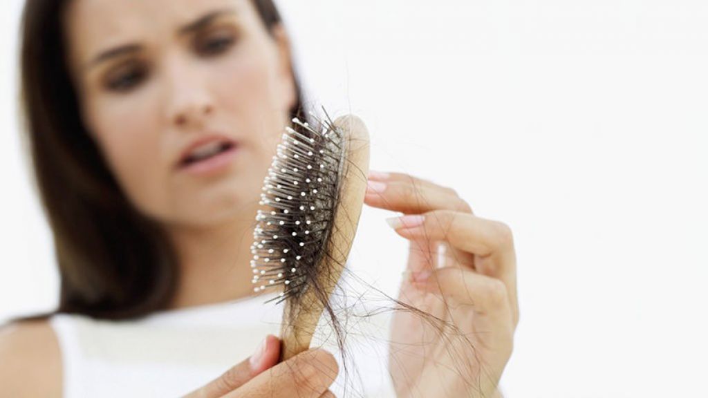 Вчені знайшли несподівану причину випадіння волосся. Відомо, що у людей, які живуть у великих містах, більший ризик залишитися без гарної шевелюри.
