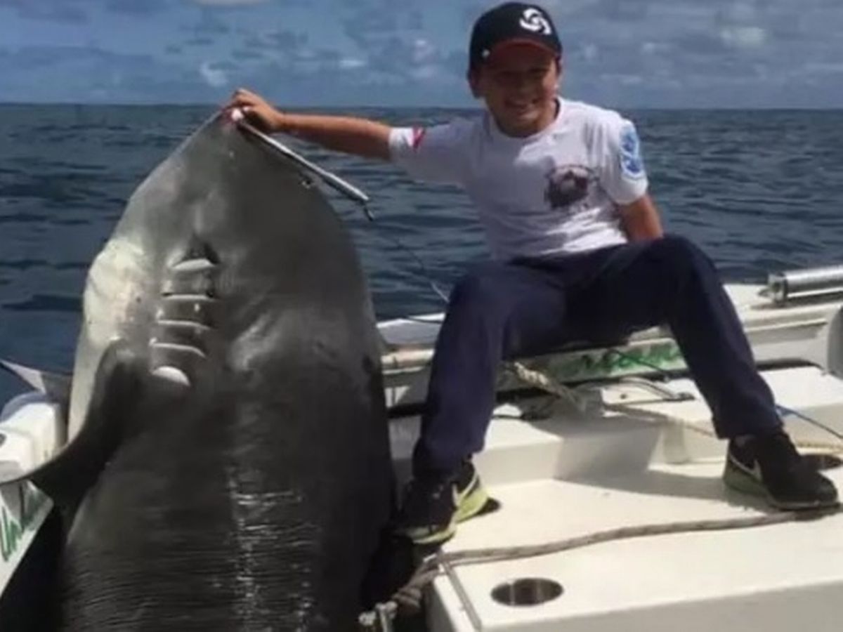 Маленький австралієць пішов з татом на рибалку і випадково встановив світовий рекорд. Йому вдалося витягнути з води такого монстра, який був більший за нього у 8 разів.