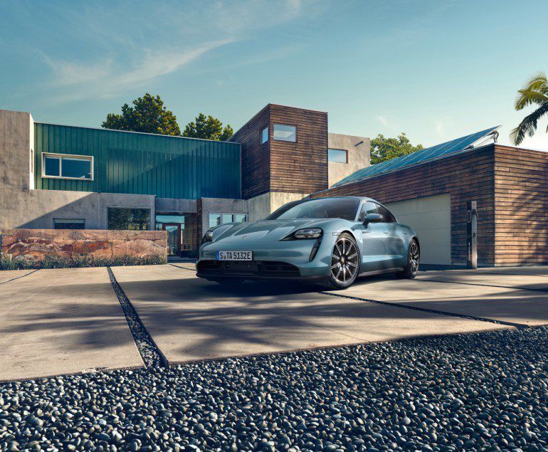 Porsche створила найдешевший електромобіль Taycan 4S. Taycan 4S розганяється до 96 км/год за 3,8 секунди.