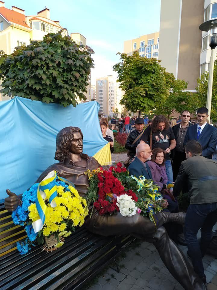 Під Києвом відкрили пам'ятник Кузьмі Скрябіну. Пам'ятник музиканту з'явився у Святопетрівському 14 жовтня.