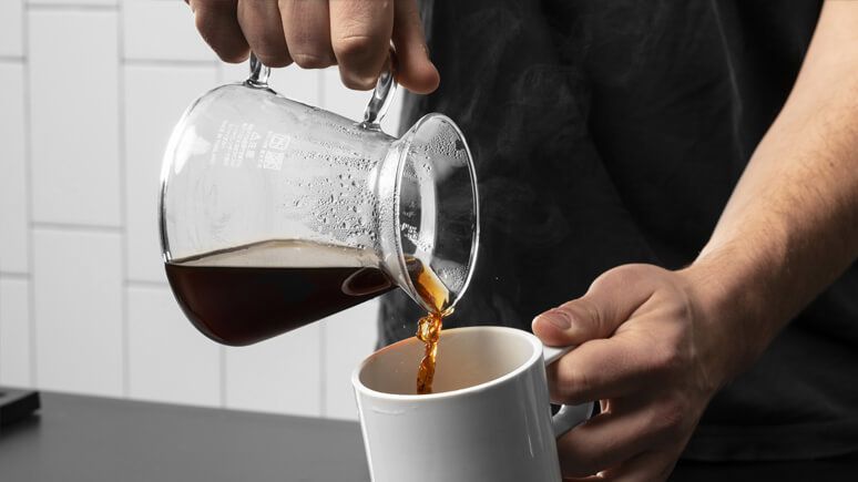 Чи може вживання кави призвести до зневоднення: думка експертів. Відповідає це дійсності, чи не більш ніж міф?