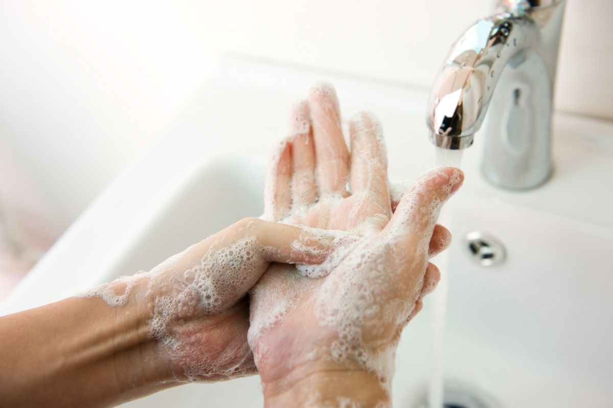 Як правильно мити руки, щоб позбутися шкідливих мікробів і бактерій. З милом чи достатньо лише водою?