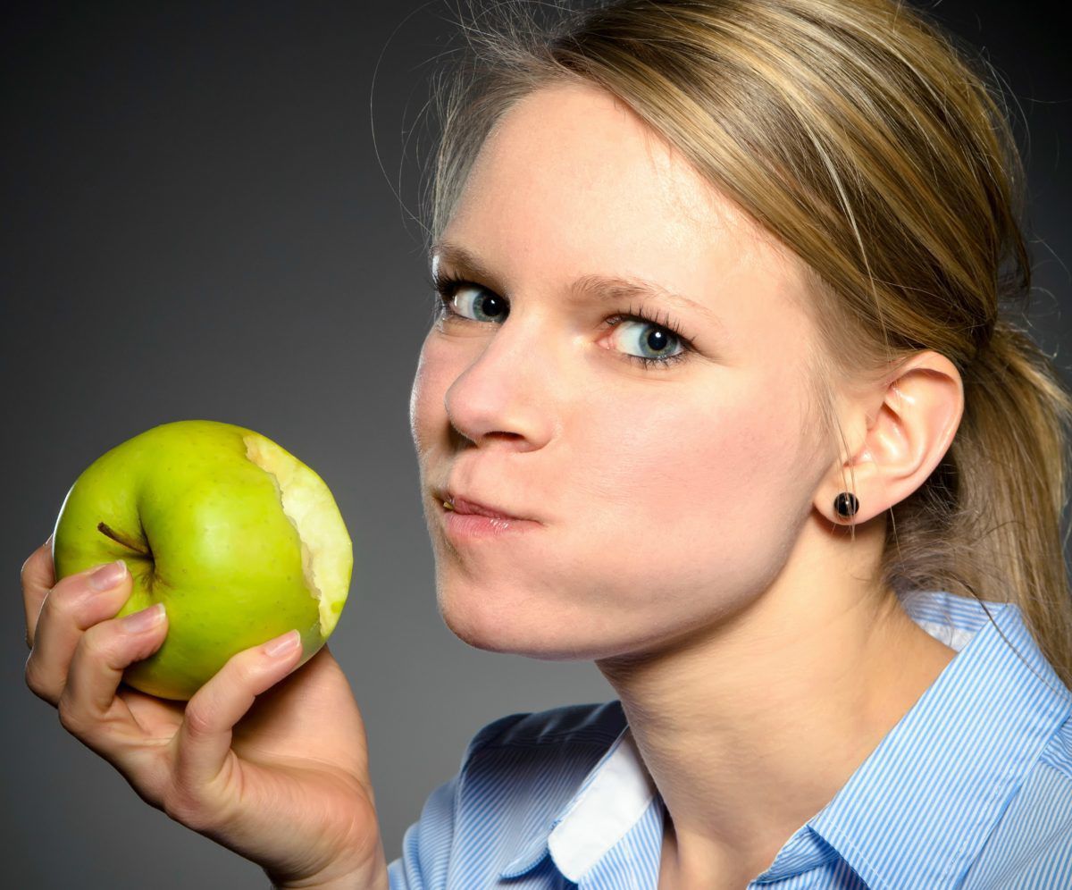 Австрійські вчені розкрили секрет ефективного поїдання яблук. Як правильно потрібно їсти яблука.