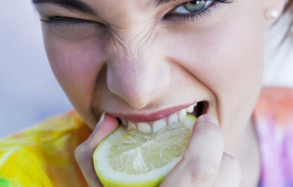 Чому у роті з'являється кислий присмак і як його позбутися. Різні хвороби можуть виявлятися за допомогою такого симптому.