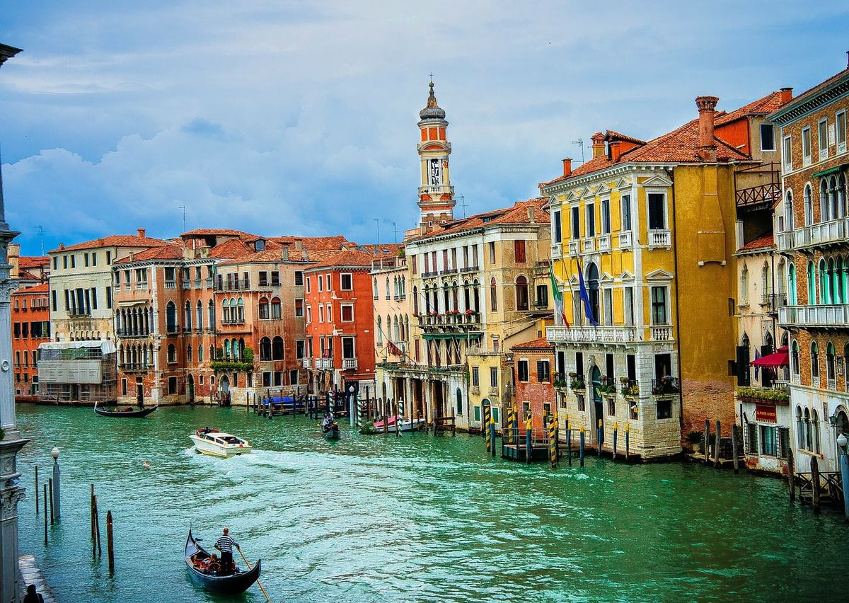 З 1 липня 2020 року в'їзд у Венецію для туристів стане платним. Влада Венеції затвердили новий податок за в'їзд до міста, який складе до 10 євро і набере чинності з 1 липня 2020 року.