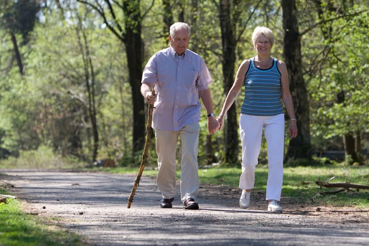 Вчені виявили зв'язок швидкості ходьби зі старінням мозку. Повільна хода видала старість вже в 45 років.