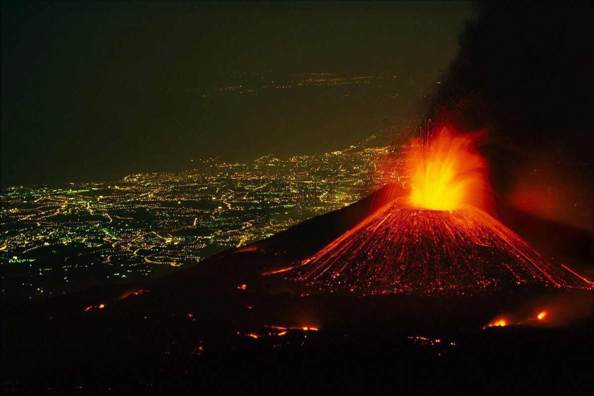 В Італії знову прокинувся вулкан Етна — відео. Працівники Національного інституту геофізики та вулканології Італії оприлюднили дані про фіксацію нового виверження вулкана Етна.