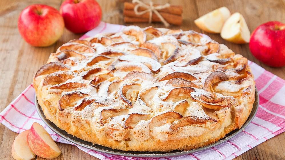 грушевий штрудель, торт з яблуками: смачні десерти з фруктами