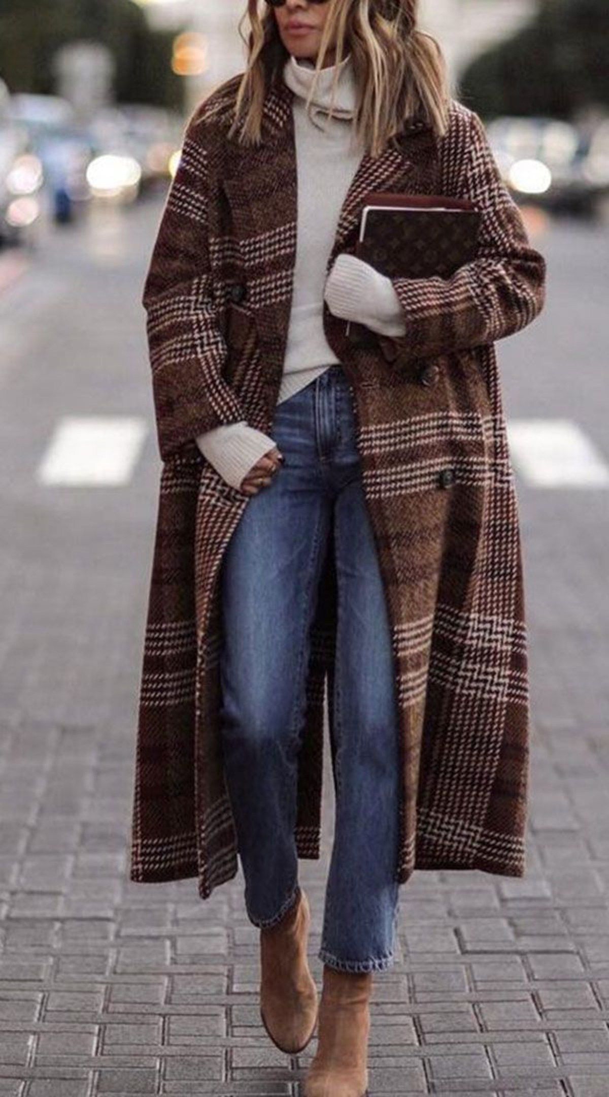 Як стильно вберегти себе від вітру: модні моделі пальт на холодну осінь. Повільно, але вірно температура падає, улюблена шкіряна куртка вже не гріє, і нам доводиться шукати теплі альтернативи.