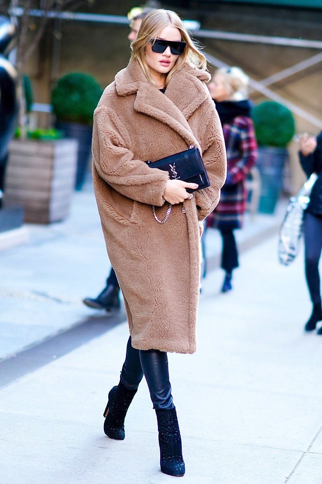 Як стильно вберегти себе від вітру: модні моделі пальт на холодну осінь. Повільно, але вірно температура падає, улюблена шкіряна куртка вже не гріє, і нам доводиться шукати теплі альтернативи.