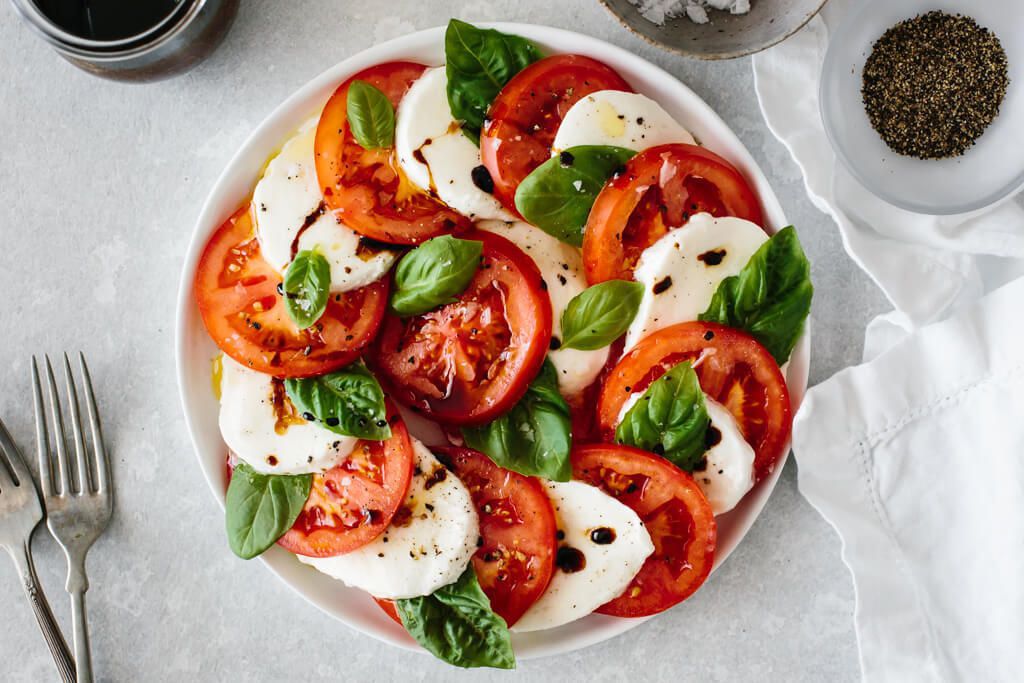 Італійська закуска: салат Капрезе. Такий салат стане справжньою прикрасою вашого столу, а приготувати його неймовірно просто.