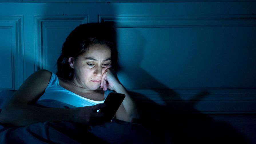 Синє світло від екранів смартфонів руйнує мозок мух. Також скорочує тривалість життя і викликає пошкодження сітківки очей.