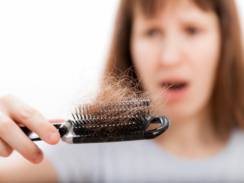 Як бути, якщо волосся після пологів раптом почало катастрофічно рідшати. Чому випадає волосся після вагітності і що з цим робити.