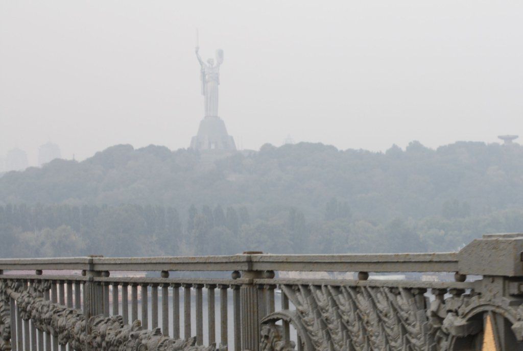 В Україні зафіксували високу концентрацію чадного газу в атмосфері. Найскладніше дихається в Києві, Кривому Розі та Харкові.