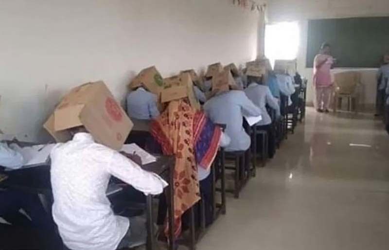 В індійському коледжі дітей змусили складати іспит в картонних коробках на головах. Місцевий викладацький склад змусив своїх учнів надіти на голову картонні коробки, щоб ті не намагалися списувати під час іспиту.