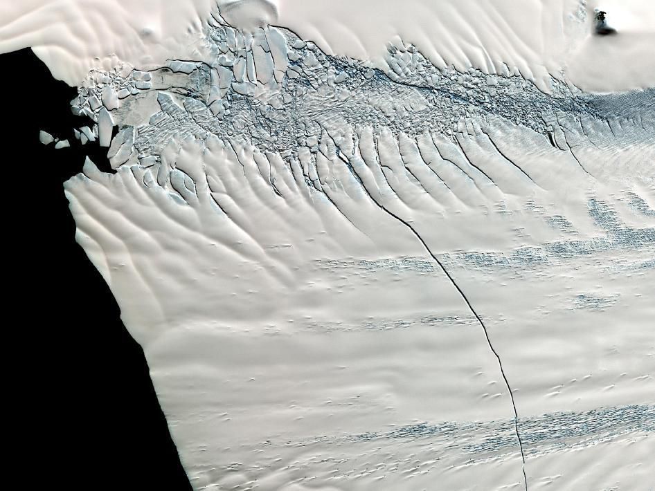 В Антарктиді від льодовика Пайн-Айленд скоро може відколотися айсберг. Супутникові знімки показали, що за площею айсберг вдвічі перевищує Париж.