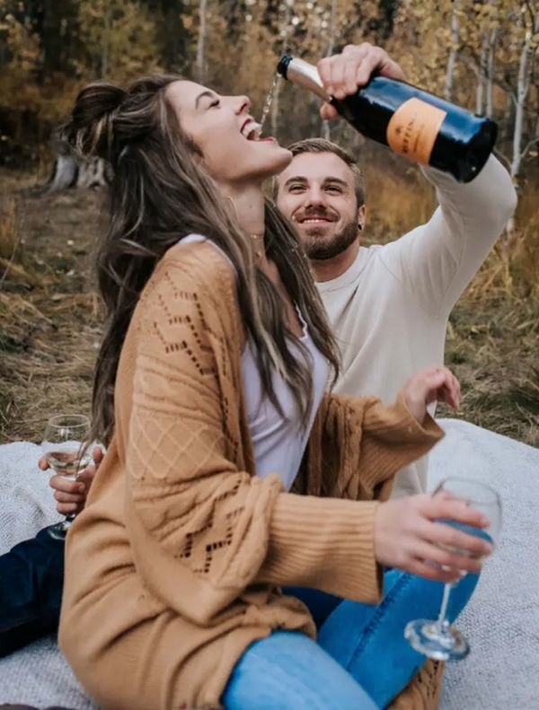 Пара хотіла круте фото з шампанським, але очікування і реальність це різні речи. Їх знімки це той ще фейл.