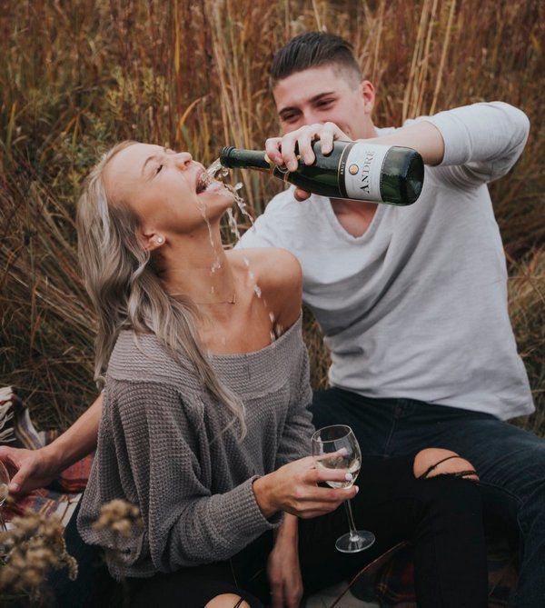 Пара хотіла круте фото з шампанським, але очікування і реальність це різні речи. Їх знімки це той ще фейл.