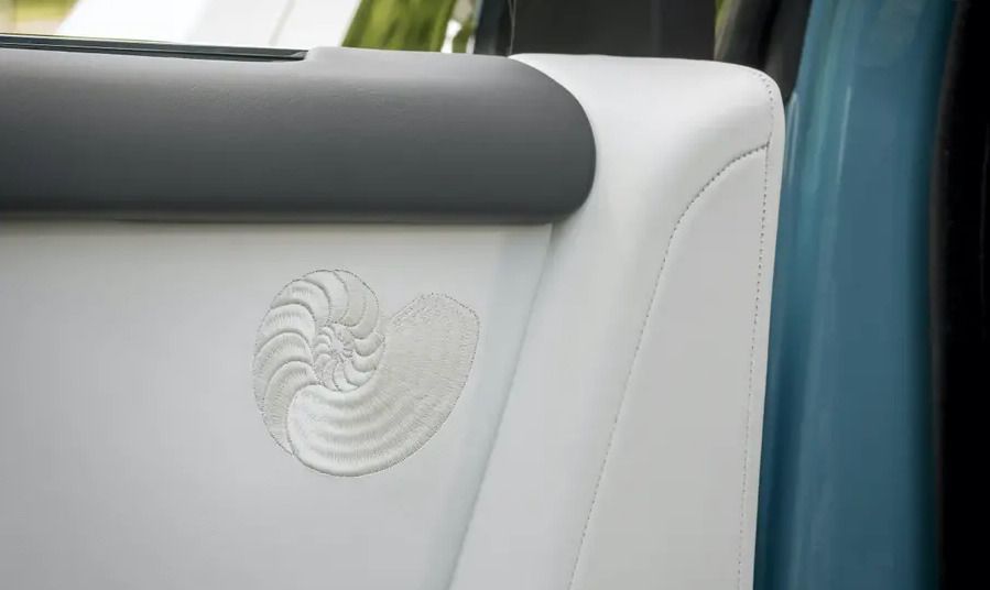 Rolls-Royce презентував три новенькі ексклюзивні Phantom. Седани присвятили годинниковому мистецтву, Близькому Сходу та сучасному ремеслу.