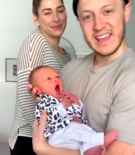 Відео дня: новонароджена дівчинка насмішила Мережу, незвично реагуючи на дотики. 10-денне малятко смішно корчить милі мордочки, коли батько ніжно гладить її по голові.
