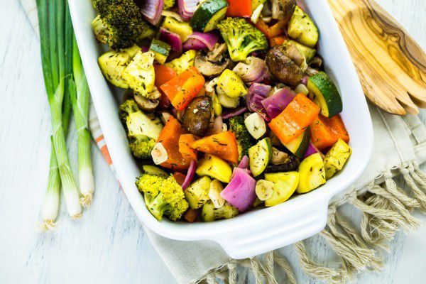 Гарнір, або салат: запечені овочі з бринзою. Поєднання різнобарвних овочів робить страву дуже красивою і апетитною.