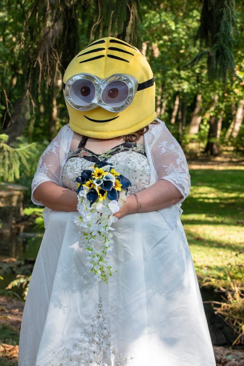 Соцмережі розкритикували весільне фото, на якому наречена в масці міньйону. Найгірше, що я бачив.