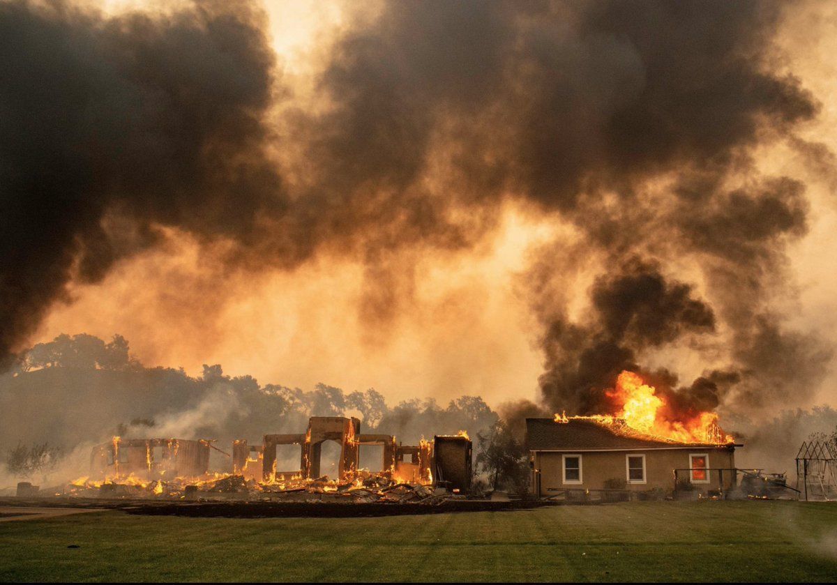 Каліфорнія у вогні: в США через лісові пожежі евакуюють понад 50 тисяч осіб. Через сильний вітер пожежа розповсюдилася на площу в 16 квадратних кілометрів.