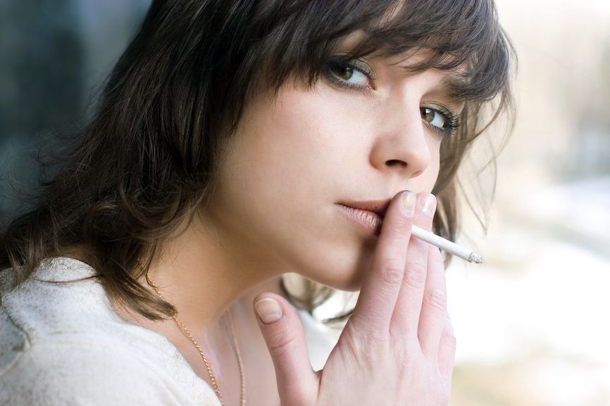Як доглядати за шкірою обличчя жінкам, що палять: корисні поради. Маючи таку звичку, жінки повинні більш інтенсивно доглядати за собою.