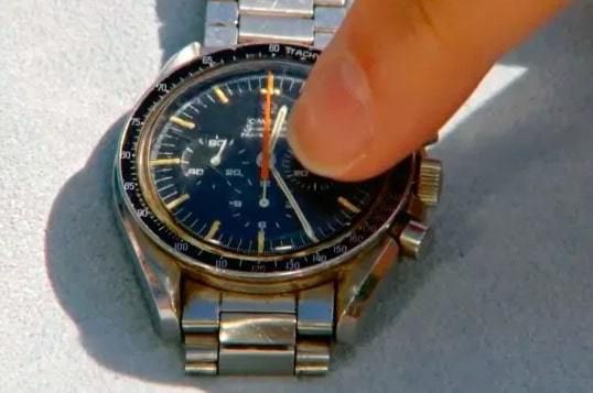 Колись пенсіонер придбав дешевий годинник, проте через 50 років виявилося, що він є власником цілого скарбу. Придбаний колись годинник зробив пенсіонера багатієм.