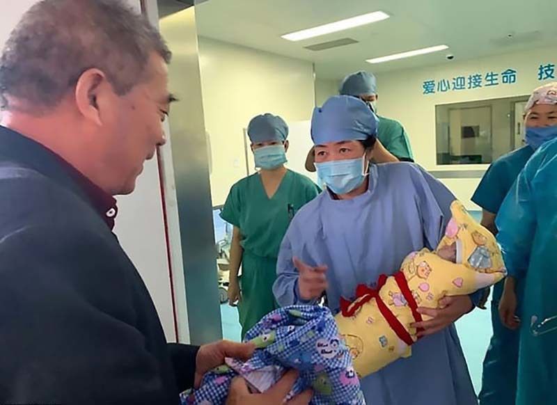 У Китаї 67-річна жінка народила здорову дитину, яку зачала природним шляхом. Китаянка, яка нещодавно народила дівчинку, називає себе найстарішою матір'ю у світі.