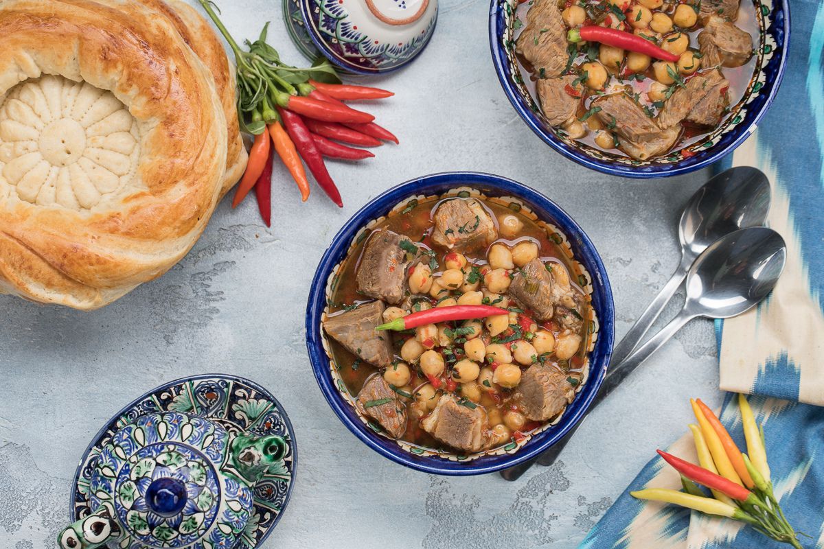 Густий і ситний узбецький суп з нутом. Готується він дуже просто, головне запастися часом, оскільки м'ясо і нут повинні бути дуже м'якими.