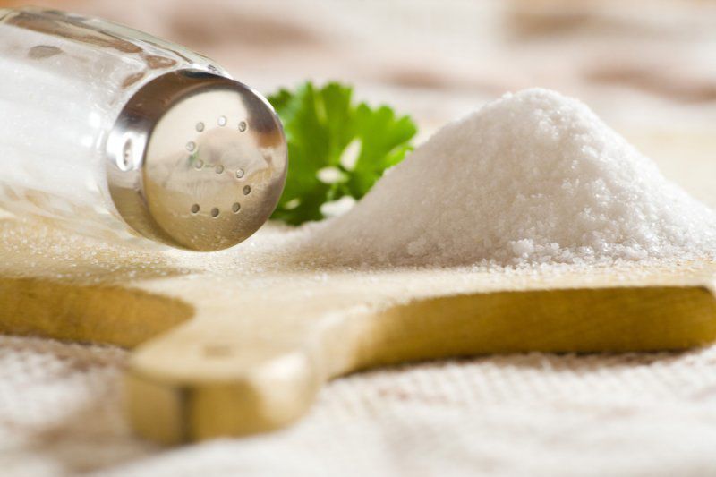 Прикмети: до чого пересолити страву. Походження прикмет про розсипану сіль і пересолену їжу.