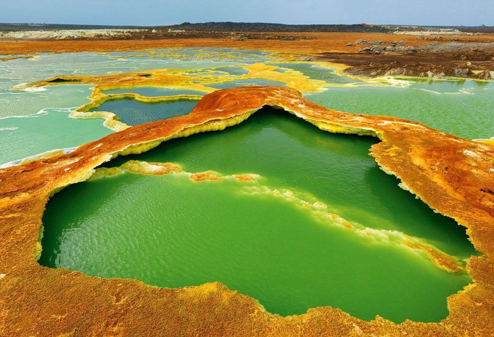 Два місця на нашій планеті, де взагалі ніхто не живе. У деяких геотермальних озерах Східно-Африканської рифтової долини життя просто неможливе.