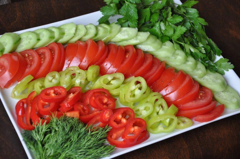 Як красиво нарізати овочі на святковий стіл. Красиво нарізані овочі з яскравими кольорами відмінно прикрасять святковий стіл.