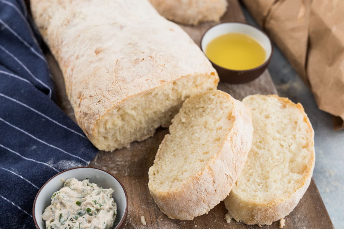 Класична чіабата з тонкою хрусткою скоринкою. На основі цього ніжного хліба готують ситні бутерброди, сандвічі та брускету.