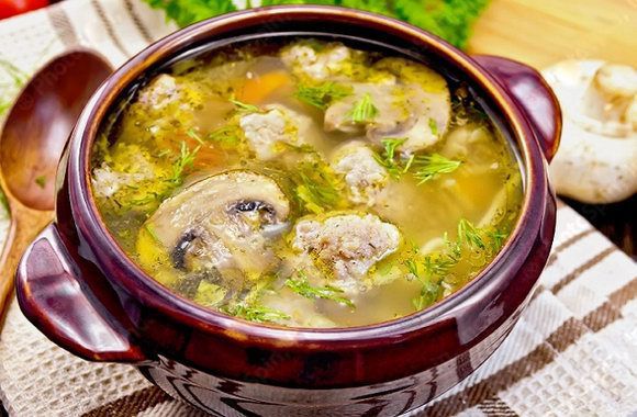 Для ситного обіду: суп з фаршем і грибами. Простий і швидкий у приготуванні суп найкраще підходить для осінньої пори року.
