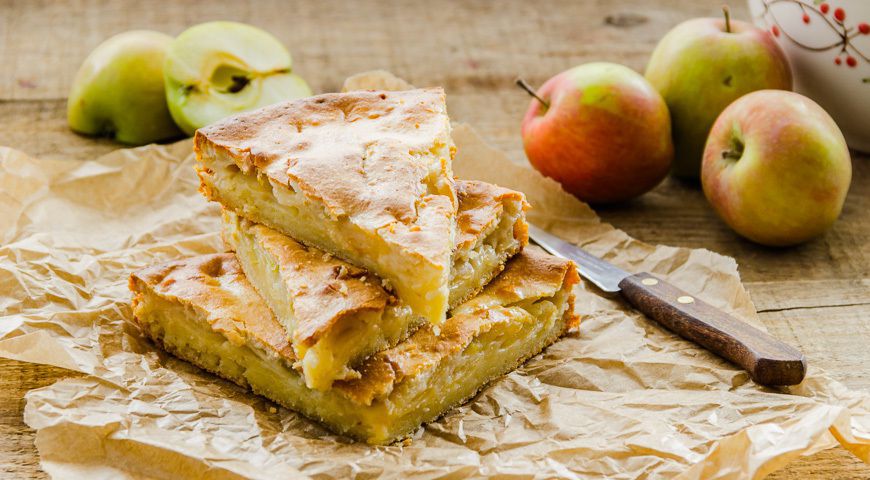 Яблучний пиріг з ніжною кремовою начинкою. Тонка ніжна і розсипчаста пісочна основа, просто ідеально поєднується зі скибочками яблук.