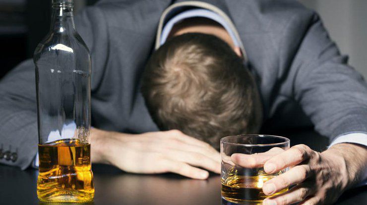 Фахівці розповіли про нову причину виникнення алкоголізму. На думку вчених, чим менший мозок у людини, тим більше шансів, що вона буде зловживати спиртним.