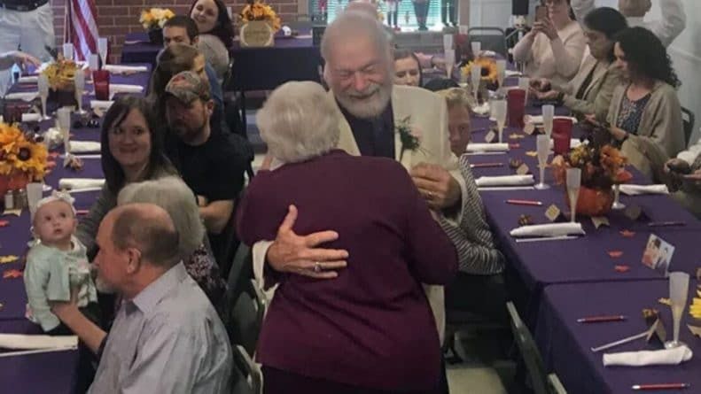 Колишні однокласники зустрілися через 63 роки та зрозуміли, що досі кохають одне одного та хочуть бути разом. У 80 років колишні однокласники вирішили все ж таки одружитися.