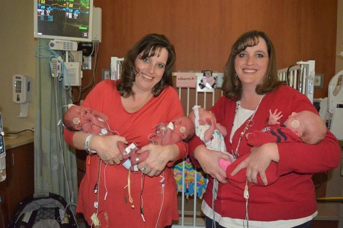 Сестри-близнючки довго не могли завагітніти, але потім дивовижним чином двічі народили близнюків. Лікарі не вірили в те, що близнючки стануть мамами, але вони впоралися із завданням краще, ніж могло бути.