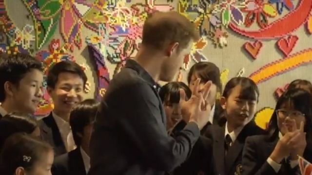 Комплімент японської школярки збентежив Принца Гаррі і змусив ніяковіти, але він не розгубився. Принц Гаррі потішно відповів на комплімент школярки з Японії.
