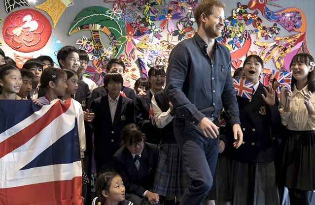 Комплімент японської школярки збентежив Принца Гаррі і змусив ніяковіти, але він не розгубився. Принц Гаррі потішно відповів на комплімент школярки з Японії.