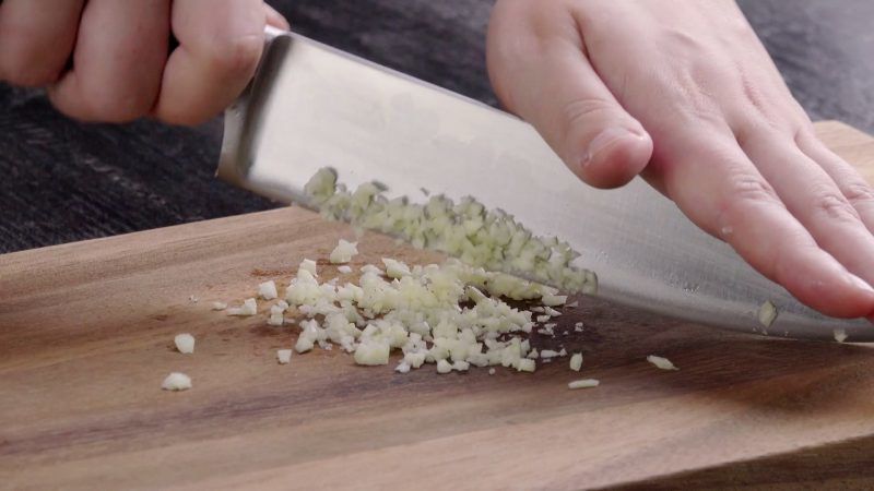 Техніки та навички від шеф-кухаря, які забезпечать ефективне і зручне нарізування овочів. Поради цілком корисні та допомагають позбутися незручностей.